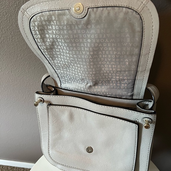⭐️ LOW START ⭐️ Kate Spade Gray Crossbody Bag with Flap Closure - Picture 4 of 15
